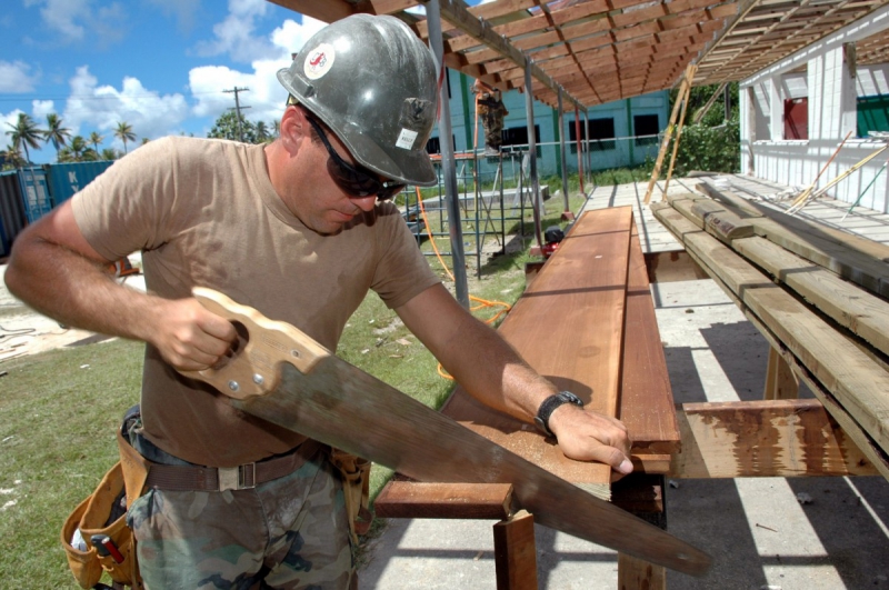 ebeniste--min_worker_construction_building_carpenter_male_job_build_helmet-893290